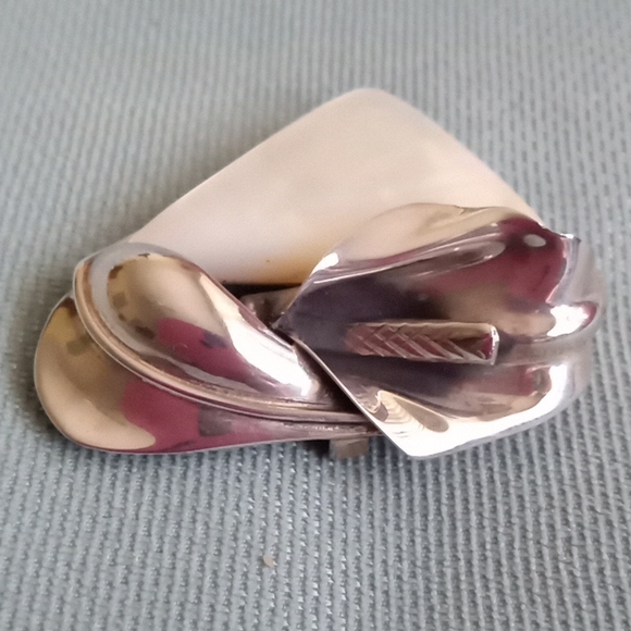 ARTIST MADE STERLING SILVER CALLA LILLY AND WHITE MOTHER OF PEARL PIN/PENDENT - Picture 3 of 10